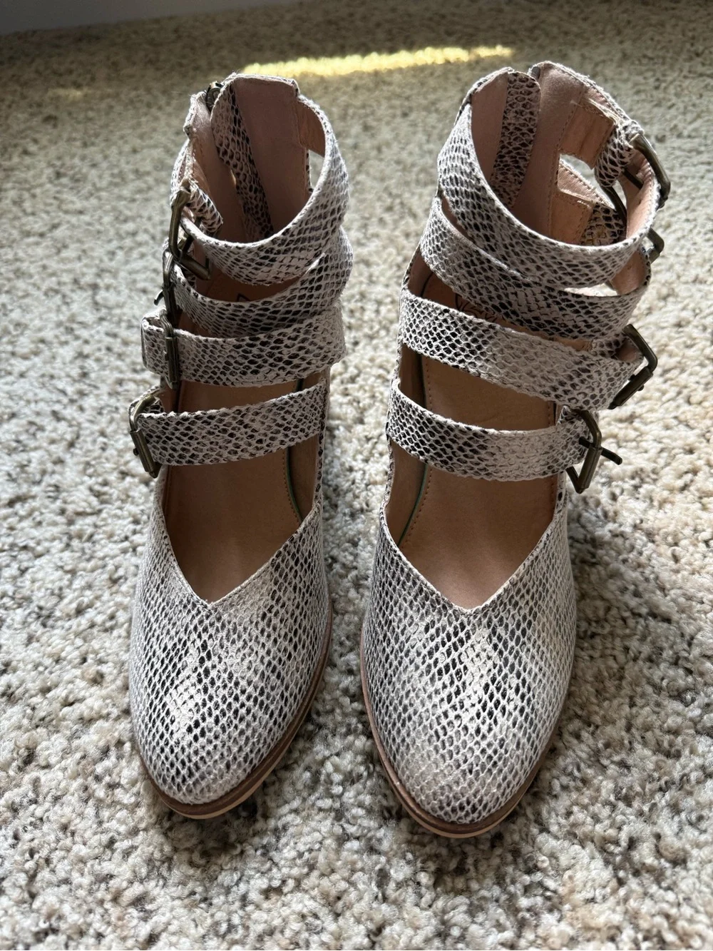 BEAST FASHION Snake-Print Strappy Block Heel – Neutral Gray Beige